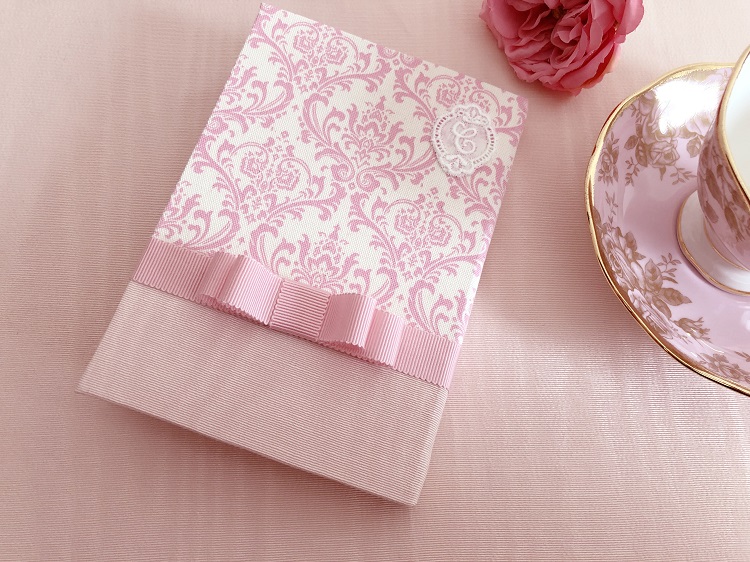 布でブックカバーを作る簡単 縫わない作り方 読書の時間をもっと楽しくしよう Pink Color Life